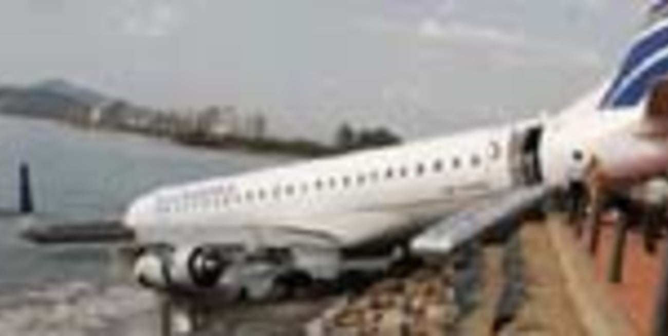 Un avión con 54 pasajeros terminó en el mar, tras aterrizar en Santa Marta