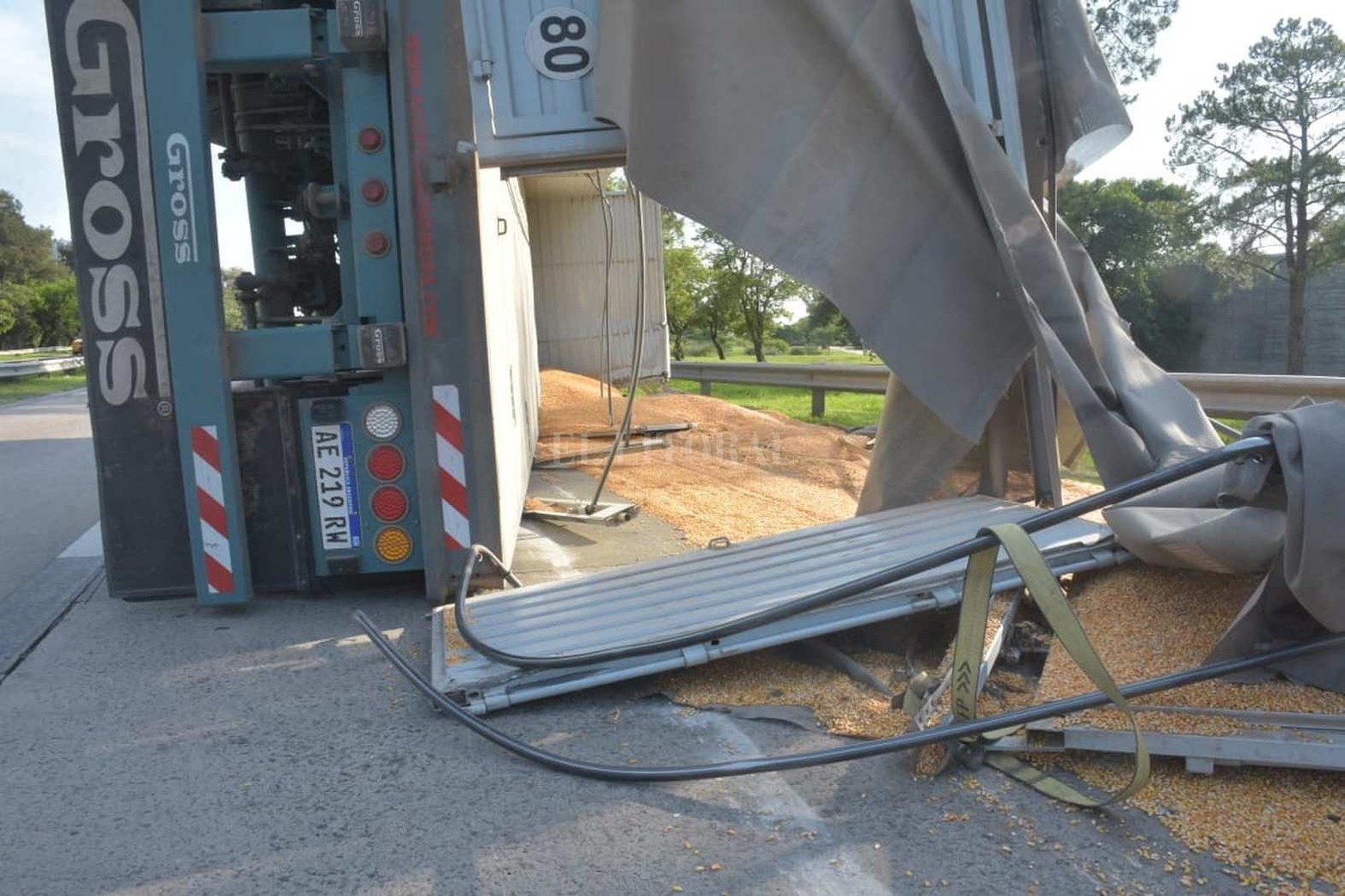 En circunvalación Constitución Nacional, un camión cargado de maíz volcó parte de su carga del acoplado cerca de las 5.30 am.