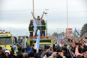 Juan Martín del Potro llegó a Tandil y comienza desde la rotonda de acceso la caravana de bienvenida en su ciudad natal.