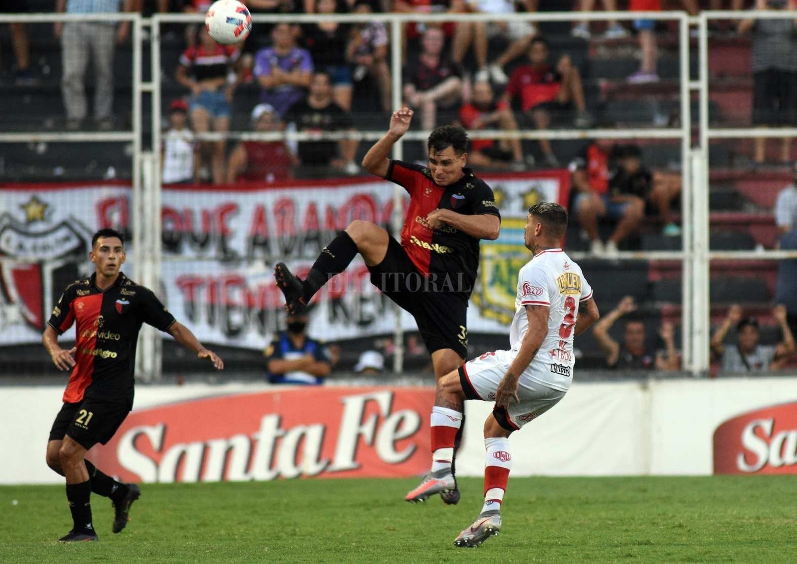 Colón le ganó a Barracas Central por 2 a 1 y llegó a 10 puntos disputada cuatro fechas.