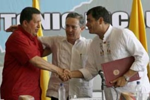 ELLITORAL_5138 |  EFE Otros tiempos. Los presidentes de Venezuela, Hugo Chavez; de Ecuador, Rafael Correa; y de Venezuela, Alvaro Uribe; juntos.