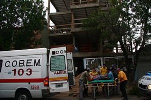 Amancio Alem Los dos obreros sufrieron politraumatismos.