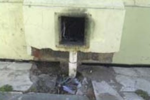 Guillermo Di Salvatore La grieta es tan ancha que se observa una separación entre la pared y el piso. En ese sector también se hace evidente el hundimiento del suelo producto del asentamiento y filtración de la arena.