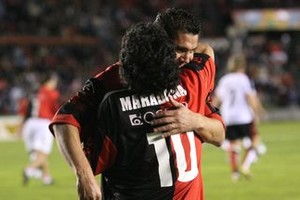 Pablo Aguirre Maradona y Fuertes...  El Diego  y  El Bichi ... se confunden en un abrazo interminable en agosto del año pasado en el Cementerio de los Elefantes.