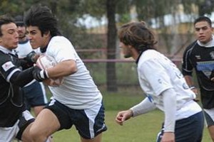 Luis Cetraro Jonathan Rubinech, de lo mejor de Los Caranchos y el partido, intenta superar el intento defensivo de Nicolás Milo, medio scrum de Universitario, que ayer logró su segundo triunfo consecutivo en el torneo.