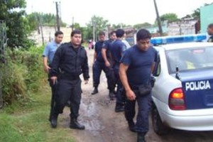 Danilo Chiapello Efectivos policiales continuaban buscando a quien sería el autor del crimen de Romero, en barrio Chaqueño.