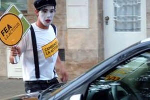 Guillermo Di Salvatore. En diferentes esquinas, payasos y mimos les hacen notar a conductores y peatones cuando no respetan las normas de tránsito.