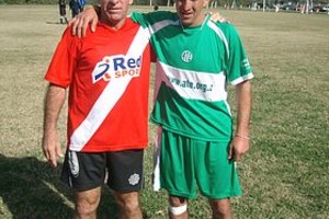 Gentileza Marcelo Delfor Dos  históricos : el interminable  Turco  Alí, que se cansó de hacer goles en la Liga Independiente defendiendo la camiseta de Farioli y Asociados, y Aníbal  Hueso  Mena, uno de los referentes de ATE Mutual.