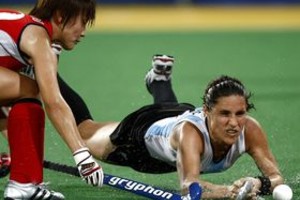 EFE PEK265 PEKIN (CHINA). 14/08/08.- La jugadora de la selección de hockey hierba de Argentina, Mercedes Margalot (d) disputa una bola al borde del campo con la japonesa Yukari Yamamamoto durante el encuentro entre ambos equipos disputado hoy,14 de agosto de 2008, y en el que las sudamericanas se impusieron por dos tantos a uno.EFE/Esteban Cobo