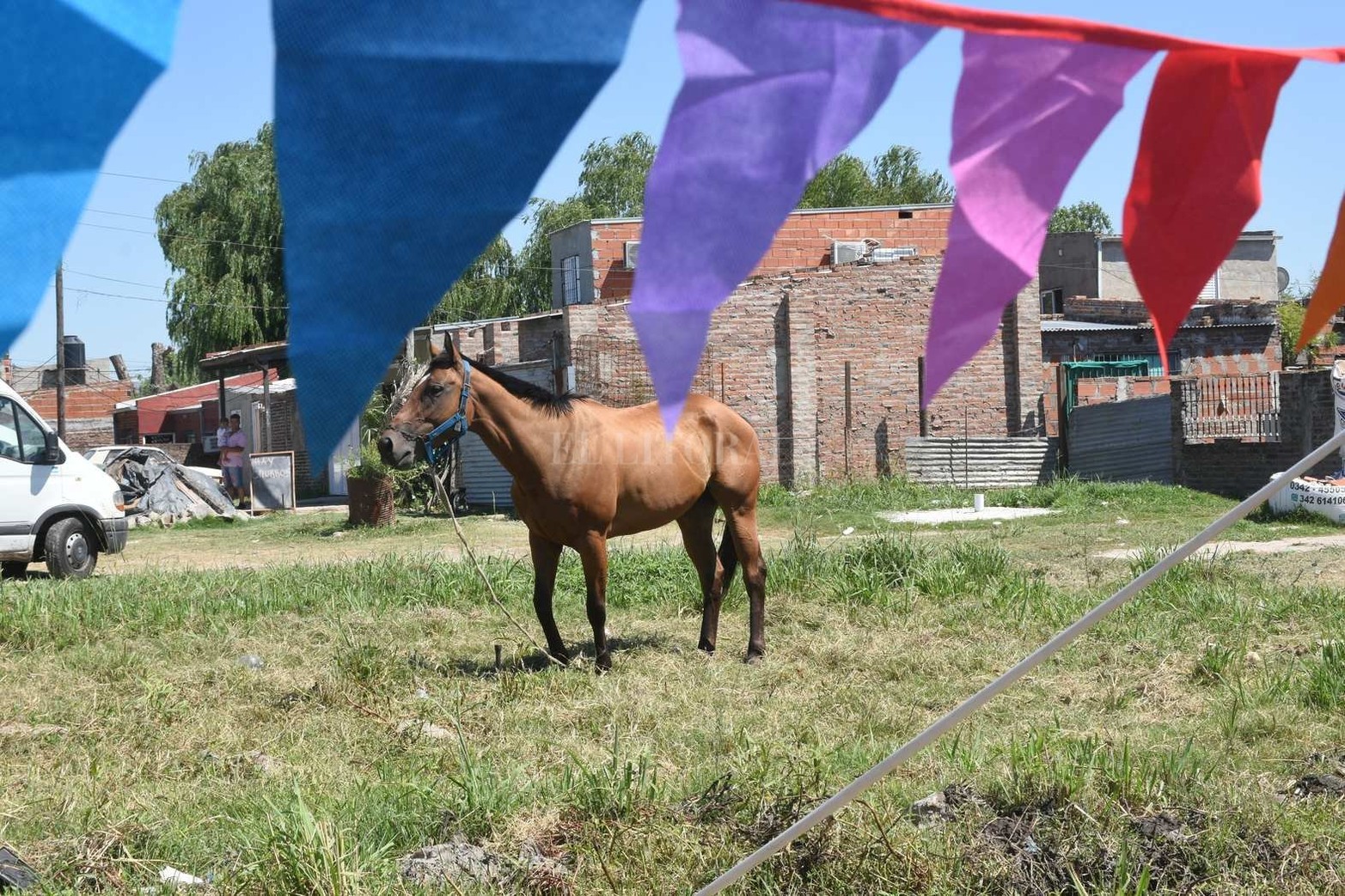 Vida cotidiana y urbanización en barrio Los Hornos. El municipio abrió los sobres del llamado a licitación para ejecutar las obras en el populoso barrio. La inversión ronda los 350.000.000 pesos. Realizarán: mejoras viales, desagües pluviales y cloacales, veredas nuevas, alumbrado público y agua potable. Los trabajos son financiados por la Secretaría de Integración Socio Urbana de la Nación