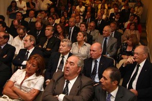 Néstor Gallegos Miembros de las empresas junto a invitados presenciando los anuncios.