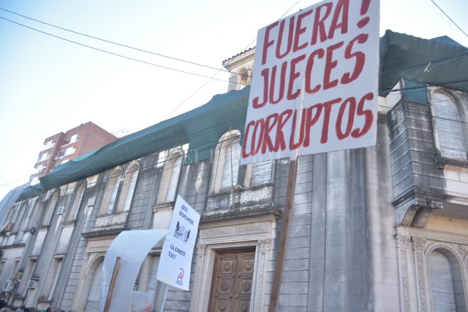 Se realizó en nuestra ciudad la marcha contra los miembros de la Corte Suprema. La convocatoria a la denominada marcha 1F en contra de los miembros del máximo tribunal de justicia del país se llevó a cabo en las puertas de los Juzgados Federales de 9 de Julio y Monseñor Zaspe.