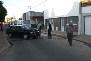 Gentileza de un vecino Infraganti, el VW Gacel color negro (patente ABK 433) y su conductor