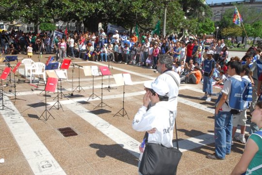 ELLITORAL_9708 |  Néstor Gallegos Diferentes organizaciones populares confluyeron en Plaza de Mayo para reclamar por la justicia social para las nuevas generaciones.
