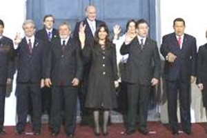 ELLITORAL_7065 | EFE El viceministro de Comercio Exterior de Ecuador, Eduardo Egas; el canciller de Perú, José Antonio García Belaúnde, y la canciller de México, Patricia Espinosa Castellano, el presidente de Bolivia, Evo Morales; de Uruguay, Tabaré Vázquez; de Brasil, Luíz Inácio Lula Da Silva; de Argentina, Cristina Fernández; de Paraguay, Nicanor Duarte Frutos; de Venezuela, Hugo Chávez, y de Chile, Michelle Bachelet, posan frente a la Casa de la Independencia en Tucumán (Argentina), donde mañana se celebrará la Cumbre de Jefes de Estado del Mercosur.