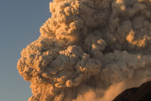 Ian Salas SCH08. CHAITÉN (CHILE), 04/05/08.- Vista de la fumarola del volcán Chaitén hoy, 4 de mayo de 2008, que hizo erupción el pasado viernes y produjo una lluvia de cenizas en la ciudad de Chaitén, a 1.220 kilómetros al sur de Santiago de Chile. La presidenta chilena, Michelle Bachelet, visitó este domingo, la ciudad junto a autoridades locales, algunos ministros y la dirección de la Oficina Nacional de Emergencia (Onemi) donde estudiaron un plan de emergencia para coordinar la ayuda y dar respuesta a las zonas más necesitadas. EFE/Ian Salas
