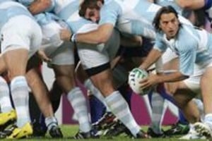 Archivo El Litoral Argentina's scrum-half Agustin Pichot (R) prepares to pass the ball during the rugby union World cup match Argentina vs. Namibia, 22 September 2007 at the Velodrome stadium in Marseille.