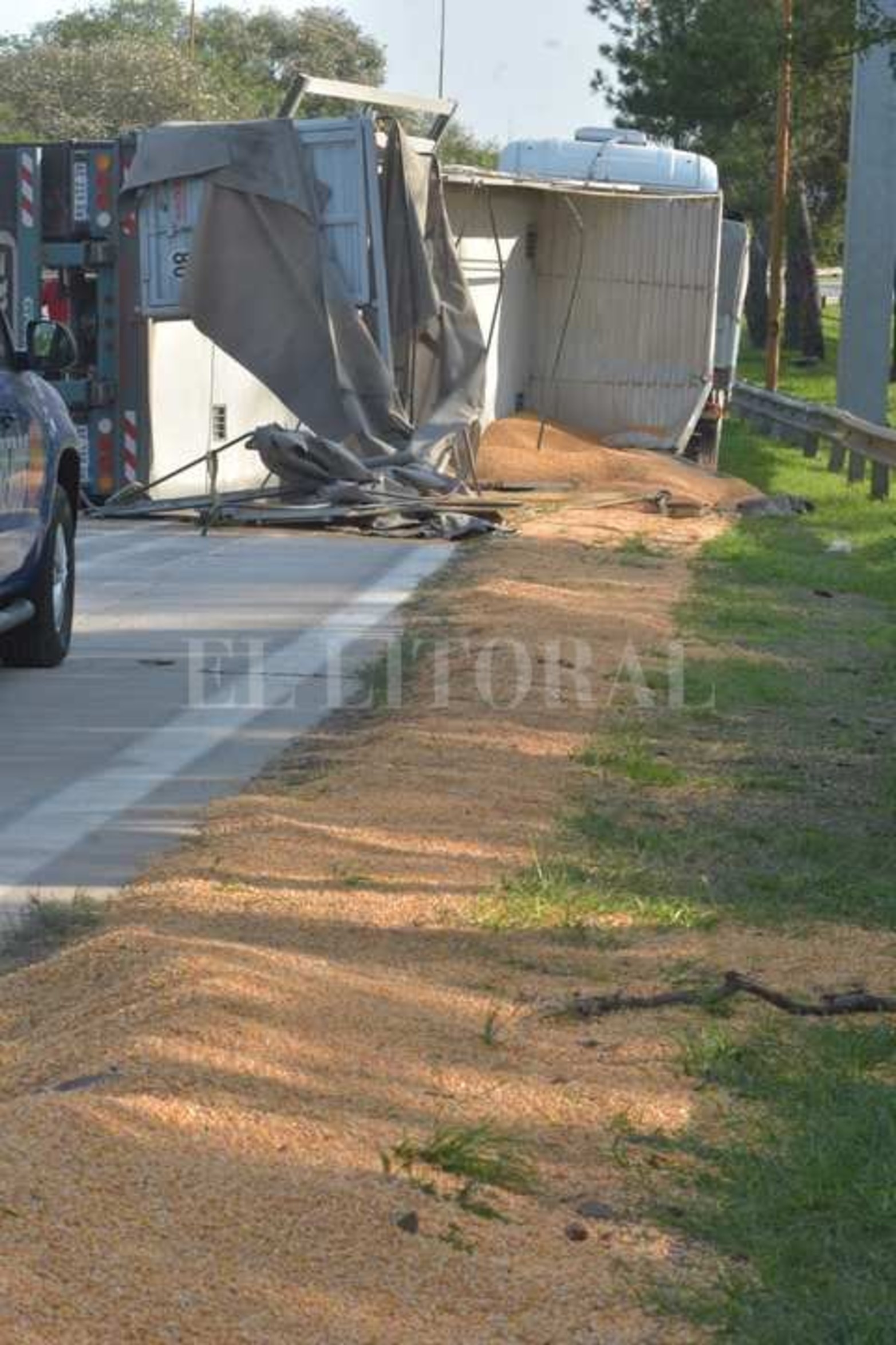 En circunvalación Constitución Nacional, un camión cargado de maíz volcó parte de su carga del acoplado cerca de las 5.30 am.