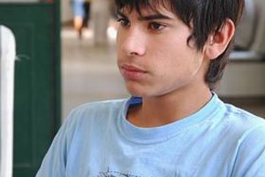 Néstor Gallegos Elián Vivas (16) aguarda una intervención quirúrgica para evitar secuelas.