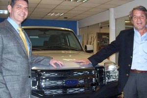 El Litoral Pérez y Valentino, con la nueva versión de la raza fuerte del óvalo.