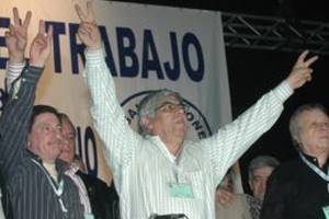 ELLITORAL_7223 | RODOLFO PEZZONI DYN45, BUENOS AIRES 08/07/08, EL CAMIONERO HUGO MOYANO FUE REELECTO ESTA TARDE POR UNANIMIDAD PARA CONTINUAR EN LA CONDUCCION DE LA CONFEDERACION GENERAL DE TRABAJADORES (CGT). ASIMISMO, EL SECRETARIO ADJUNTO A LA UOM, JUAN BELEN, FUE ELEGIDO COMO NUMEROS DOS DE LA CGT. FOTO:DYN/RODOLFO PEZZONI/STR