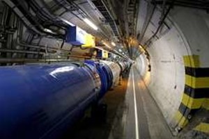 AFP Expertos del Laboratorio Europeo de Física de Partículas (CERN) inyecta el primer haz de millones de protones en el acelerador LHC, el experimentos científico más ambicioso de la historia.