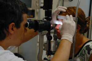 Télam Télam Buenos Aires 01/01/2008 El Hospital Oftalmológico Santa Lucía recibió 48 pacientes en la guardia entre las 19 de ayer y las 10 de hoy: 31 por pirotecnia, 10 por descorche y otros siete por causas varias como accidentes de tránsito y contusiones por golpes de puño. Foto: Candelaria Lagos/Télam/jcp