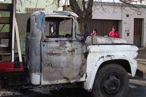 ELLITORAL_8558 | Chiapello Este es el camión incendiado en barrio Roma, y van...