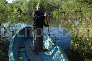 Flavio Raina Con una precaria canoa, Carlos logra vencer el aislamiento que le generó la crecida. En cuestión de segundos cruza desde su vivienda hasta la vera de la Ruta 168.