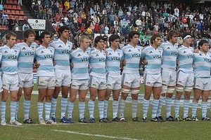 Luis Cetraro Los Pumitas 2010. El plantel, en ocasión de la entonación del Himno Nacional Argentino, en el estadio Brigadier General Estanislao López del Club Atlético Colón. Cinco de sus integrantes, están en el grupo del que surgirá el representativo para el Mundial 2011.