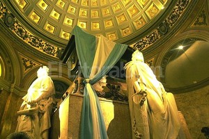 DYN Mausoleo. En un espacio cargado de interrogantes y adherido a la nave derecha de la Catedral metropolitana, yace el repatriado cuerpo de San Martín rodeado de los restos de algunos de sus principales comandantes.