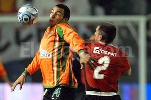 ELLITORAL_44552 |  Télam Barrales en acción durante un partido ante Colón de hace tres años.