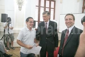 Guillermo Di Salvatore Los responsables de los 127 proyectos recibieron el financiamiento en el Salón Blanco de la Casa de Gobierno.