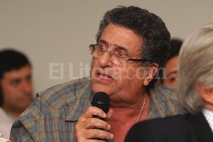 Flavio Raina En la convención del radicalismo que definió la estrategia partidaria de disputar la gobernación, Luis Cáceres se opuso a que Mario Barletta sea el único postulante del partido.