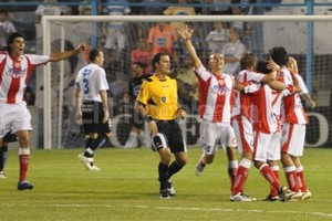 ELLITORAL_36036 |  Gustavo Conti La montonera tatengue. Los jugadores transpiraron la camiseta y se llevaron los tres puntos de la cancha de  los lecheros .