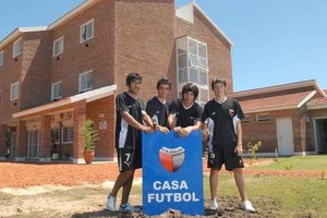 Flavio Raina La postal perfecta. Los chicos y su magnífico hábitat: Colón creó Casa Fútbol, un lugar soñado que alberga a 50 jóvenes.