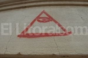 Flavio Raina Los dos triángulos, de unos 30 cm de lado y con un ojo dibujado en la esquina superior, son símbolos de la masonería, cuyo ejemplo es el que se encuentra en el billete de un dólar americano.