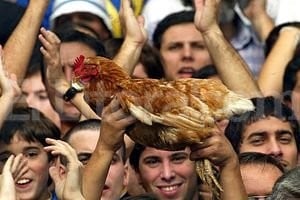 Archivo Un hincha de Boca se burla de su clásico rival.