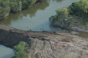 Archivo El Litoral Uso y abuso. Increíblemente, un productor santafesino cortó meses atrás el cauce entero del Salado y lo desvió hacia su campo para resolver su problema de sequía. Ilustra un hecho real: a las intervenciones oficiales -diques, embalses, tomas de agua- se suman los usos informales de particulares.