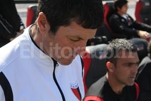 ELLITORAL_46649 |  Amancio Alem Pienso, luego elijo. El comando técnico sabalero entendió que para mañana se necesita un Colón más ofensivo y por eso Sciacqua-Carlen cambiaron el esquema táctico: 4-3-1-2.