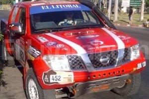 ELLITORAL_49947 |  Santa Fe Dakar Imagen de la camioneta en Santa Rosa, La Pampa, antes de largar la segunda etapa.