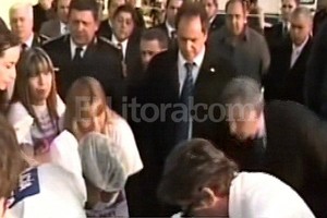 ELLITORAL_45595 |  DYN La mamá de Candela, junto al gobernador bonaerense, Daniel Scioli, reconoce el cuerpo de su hija.