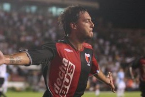 Pablo Aguirre Con sus desbordes y gambetas, Juan Manuel Lucero se ganó la posibilidad de arrancar como titular en Colón. Será esta noche, en el Cementerio, frente a River.
