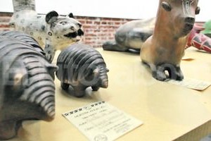 Pablo Aguirre. El Taller de Cerámica Artesanal de La Guardia brinda formación, enseña un oficio, con las materias primas y recursos propios de la zona.