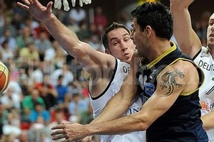 ELLITORAL_31079 |  Gentileza ESPN. Delfino juega un pase sobre la línea ante la dura marca alemana.