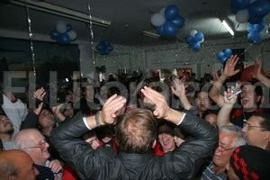 Pablo Aguirre El club Alumni fue el lugar elegido por Pertenencia Sabalera para hacer base. Hasta allí llegó el presidente y ?de espaldas? comandó los festejos.