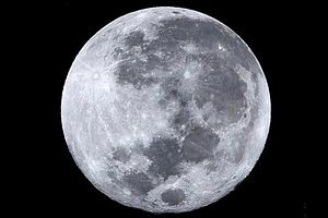 AFP Junto con la llegada del solsticio de invierno se produce un fenomeno denominado Perigeo Lunar, donde la luna llega a su punto mas cercano a la tierra a 356.564 Km, coincidiendo con el solsticio y la luna llena.