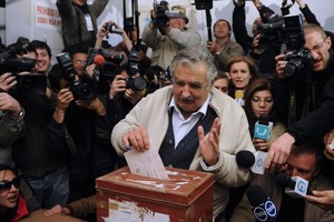 ELLITORAL_19648 |  AFP El candidato presidencial uruguayo por el Frente Amplio, emite su voto esta mañana en Montevideo.