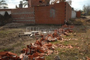 Flavio Raina. Derribado. El tapial erigido por un particular no tenía, según el municipio, autorización y además invadía un área que es propiedad del ferrocarril. Por eso se resolvió demolerla.
