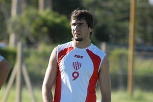 Luis Cetraro El joven delantero no quiere perderse nada de lo que sucede en Casasol, por eso mientras el equipo titular está jugando, observa el desempeño de sus compañeros.